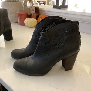 Ugg short boots